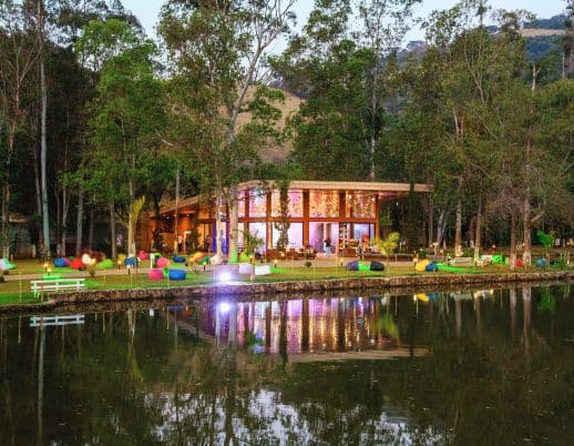 Casa-de-Vidro-no-Vale-Suico-Resort-518-x-402